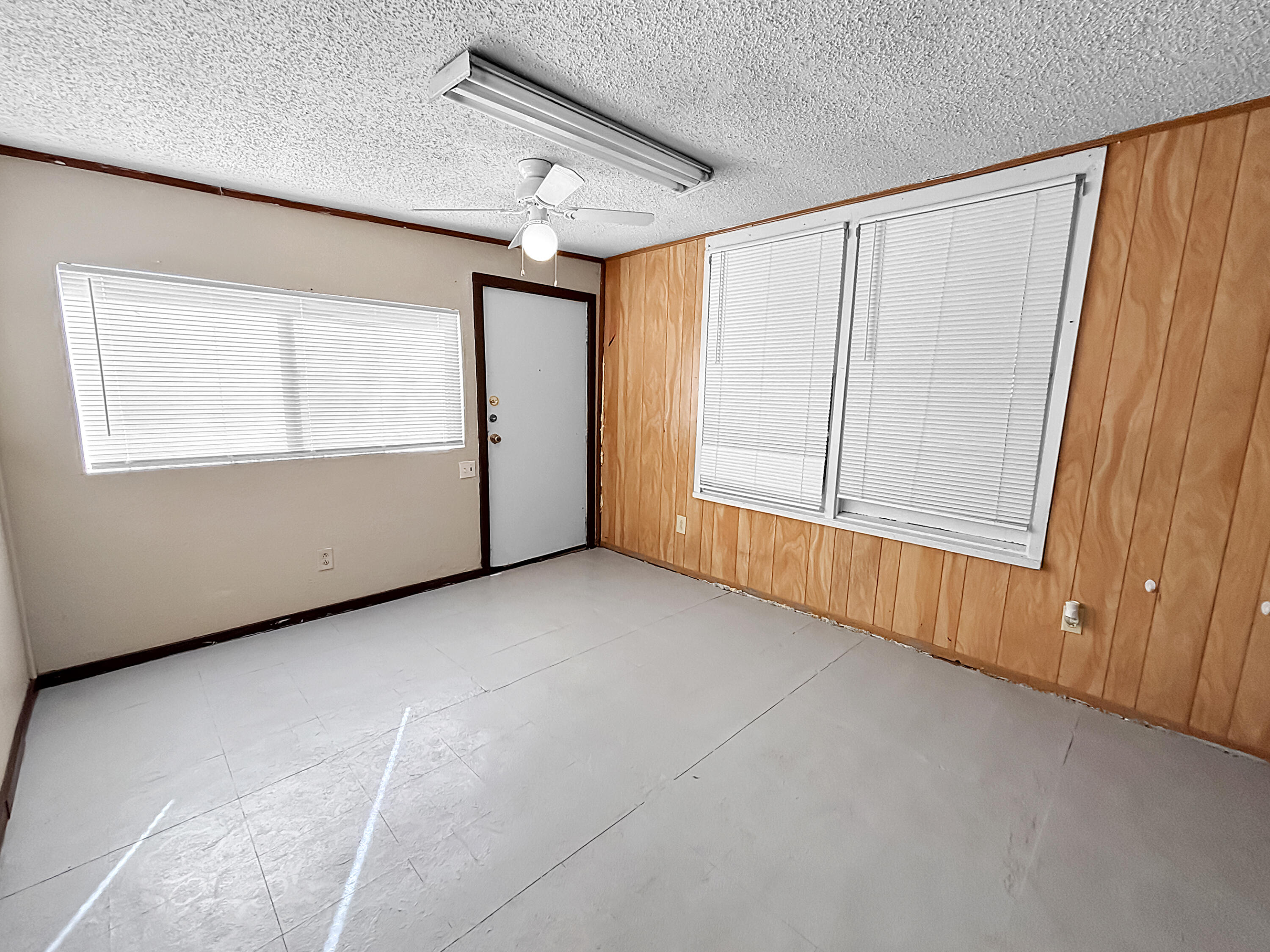 4411 45th Street Lubbock, TX 79414 - Photo 41 of 44 an empty room with windows