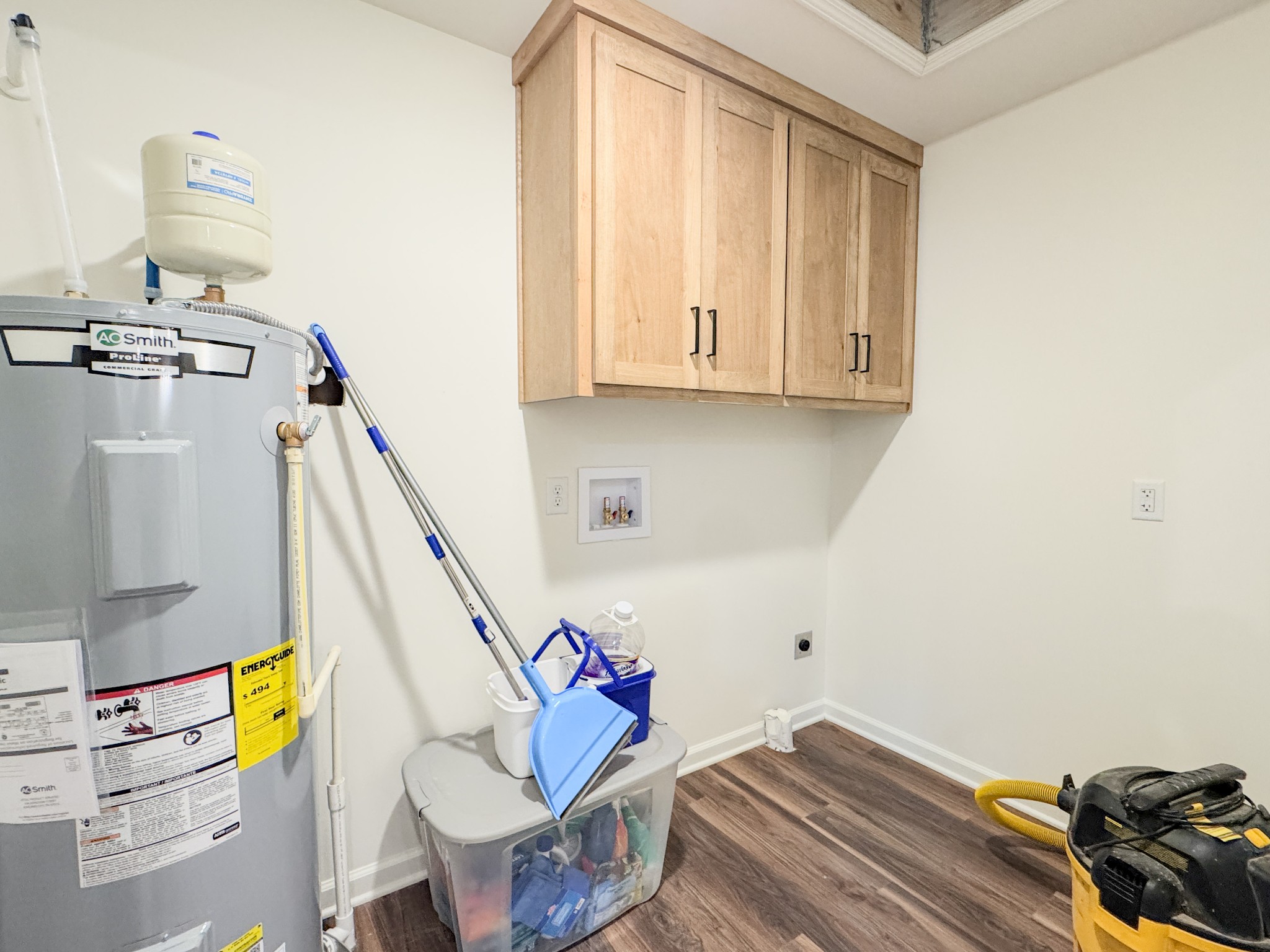 517 Pleasant Hill Road Lafayette, TN 37083 - Photo 27 of 39 a living room with a bed furniture and a window