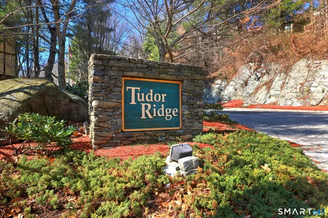 a sign that is sitting on a brick wall