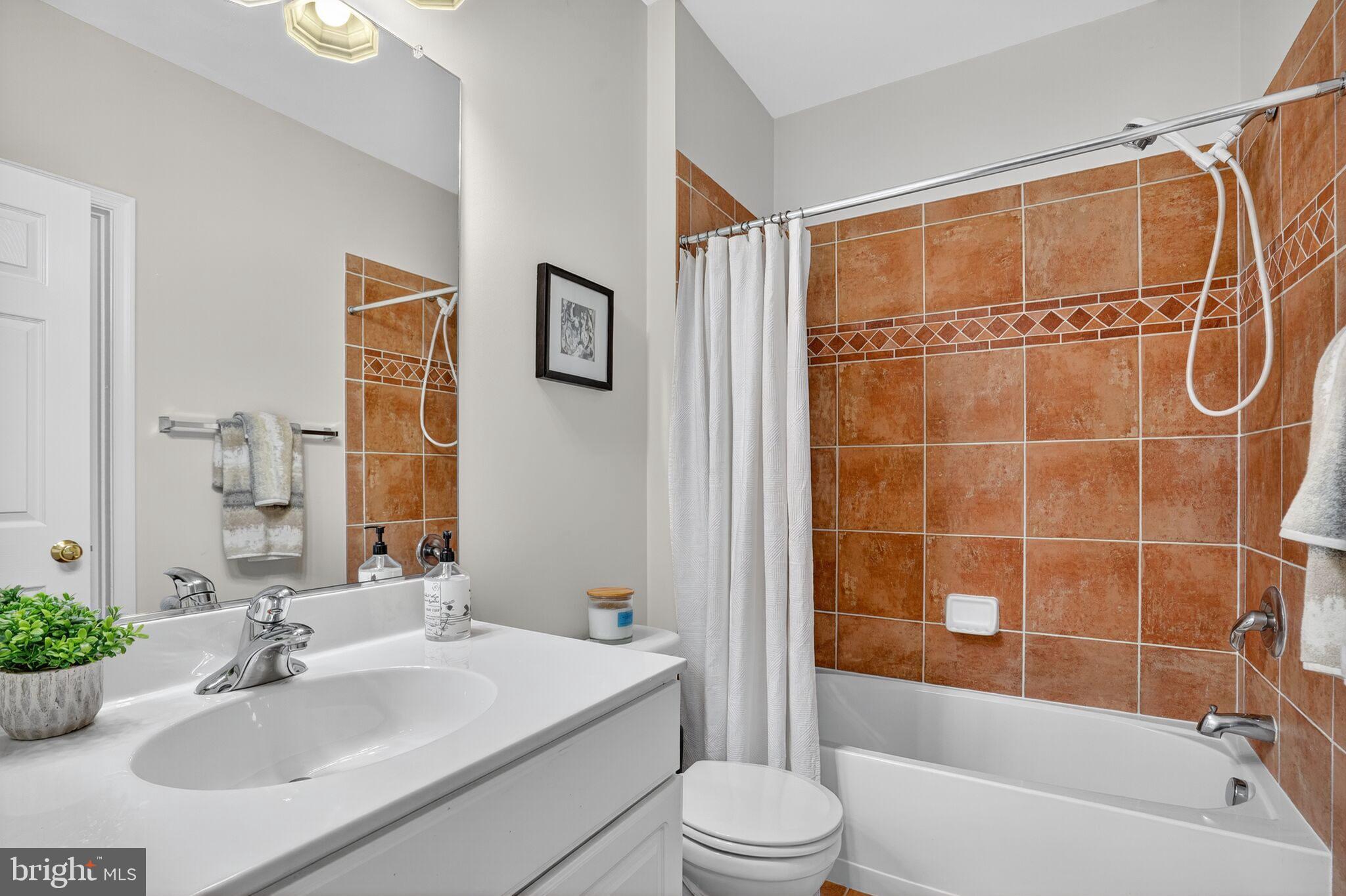 8157 American Holly Road Lorton, VA 22079 - Photo 44 of 48 a bathroom with a sink mirror toilet and bathtub