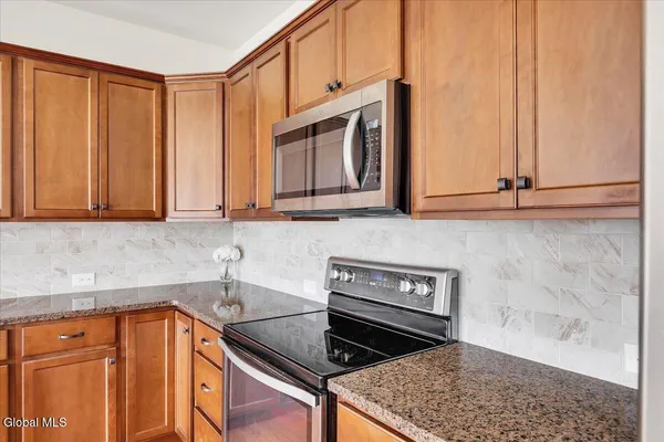 $525,000 | 15 Rosemore Place, Halfmoon, NY 12118