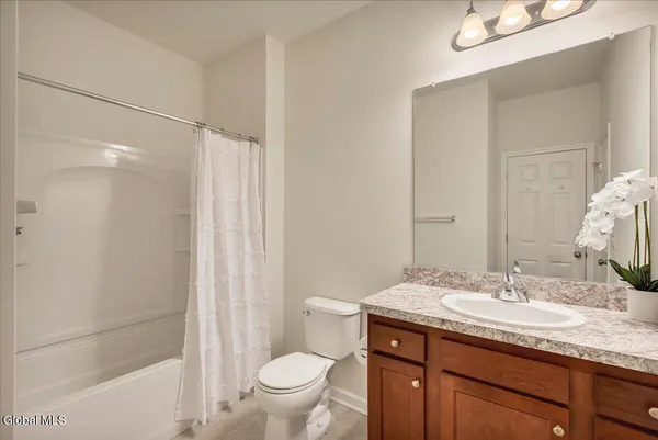 $525,000 | 15 Rosemore Place, Halfmoon, NY 12118