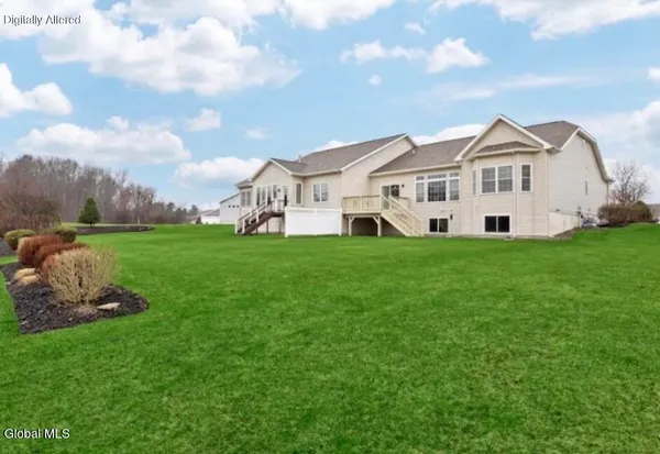 $525,000 | 15 Rosemore Place, Halfmoon, NY 12118