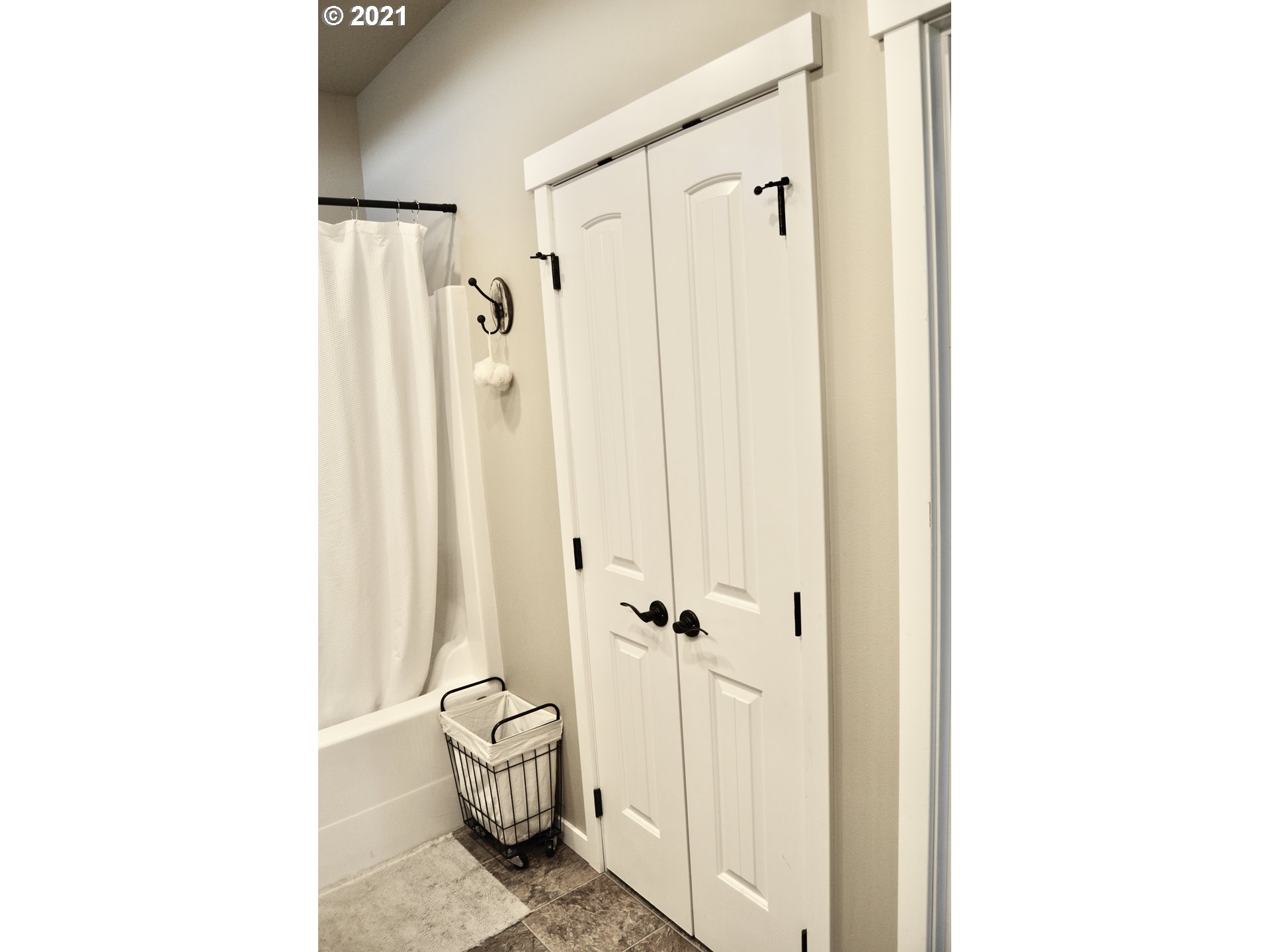 1820 Southwest 2nd Street Pendleton, OR 97801 - Photo 14 of 32 a bathroom with a granite countertop shower and a toilet
