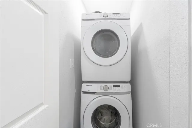 a close up view of a washer and dryer