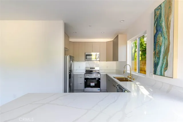 $4,000 | 17428 Roscoe Boulevard, Northridge, CA 91325