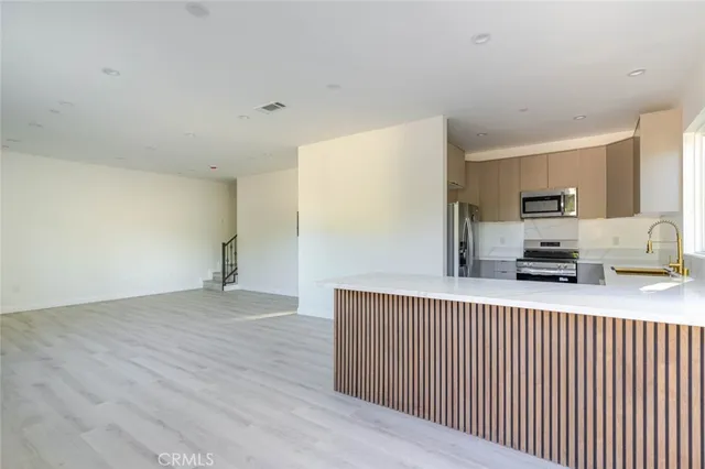 $4,000 | 17428 Roscoe Boulevard, Northridge, CA 91325