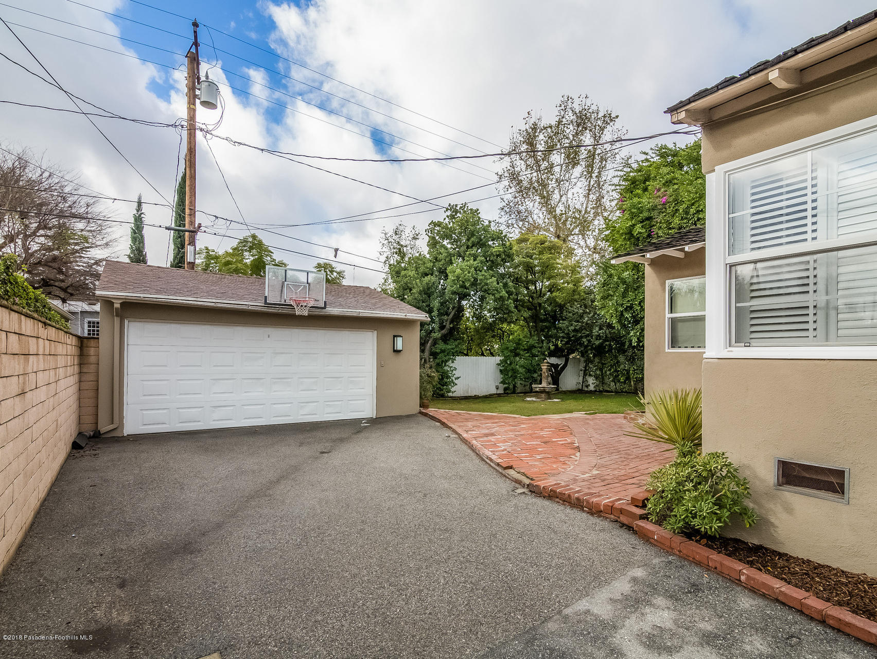 3564 Thorndale Road Pasadena, CA 91107 - Photo 23 of 24 a backyard of a house with lots of green space