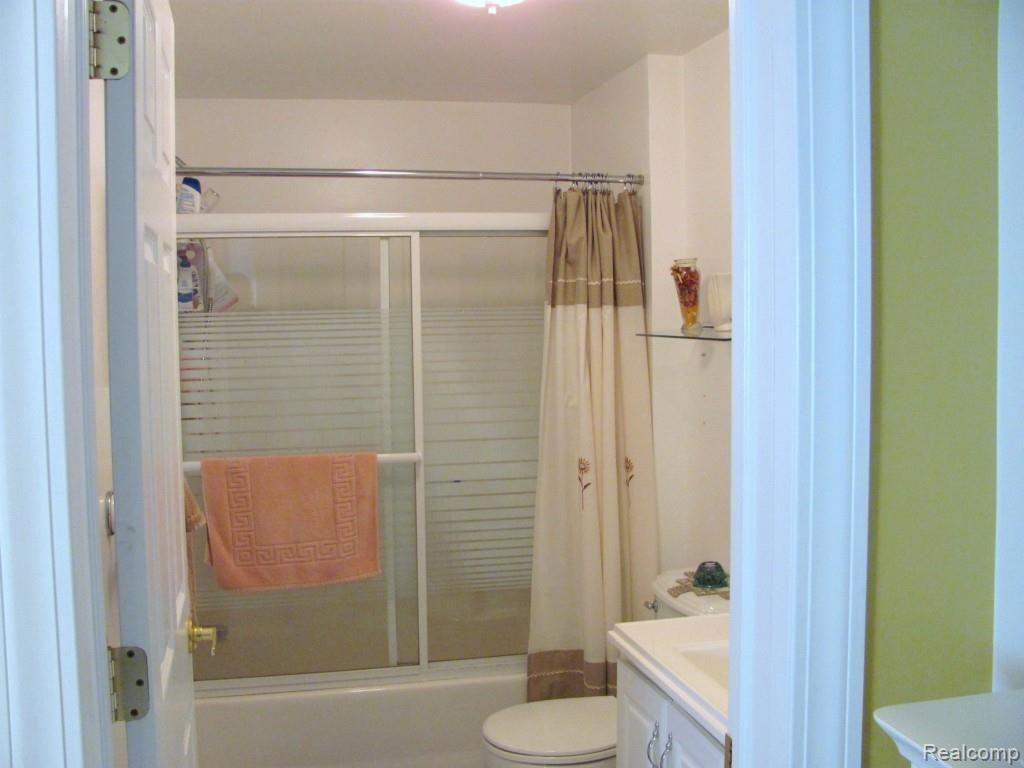 21986 Woodruff Road Rockwood, MI 48173 - Photo 15 of 18 Main Bath.jpg