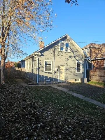 a view of a house with backyard and garden