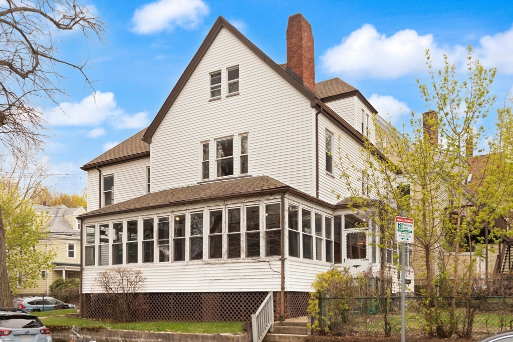 a view of a house with a yard