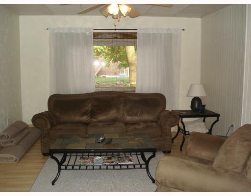 106 Spring Street Harwick, PA 15049 - Photo 4 of 17 Living Room.