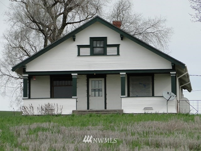 3890 Upton Road Prescott, WA 99348 - Photo 2 of 31 a front view of a house with a yard