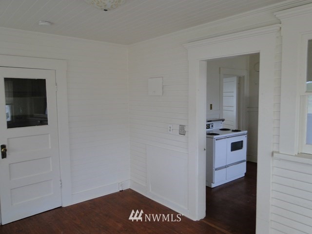 3890 Upton Road Prescott, WA 99348 - Photo 12 of 31 a kitchen with a stove and cabinets