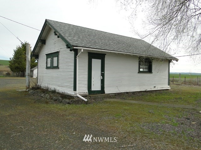 3890 Upton Road Prescott, WA 99348 - Photo 20 of 31 a front view of house with yard