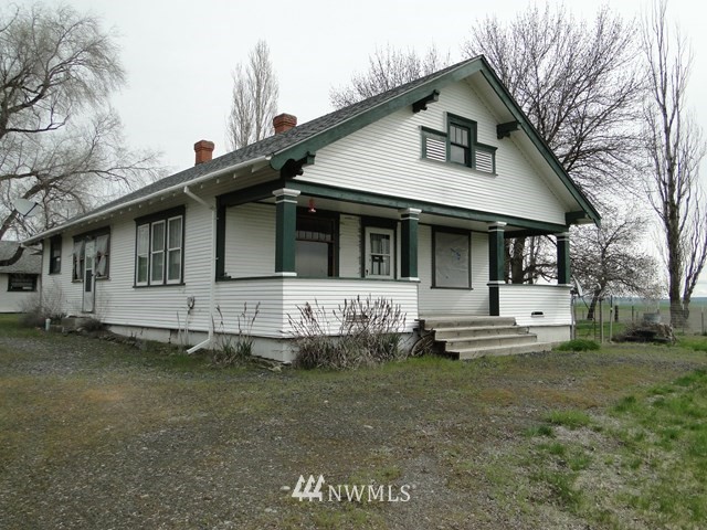 3890 Upton Road Prescott, WA 99348 - Photo 3 of 31 a front view of a house with a garden