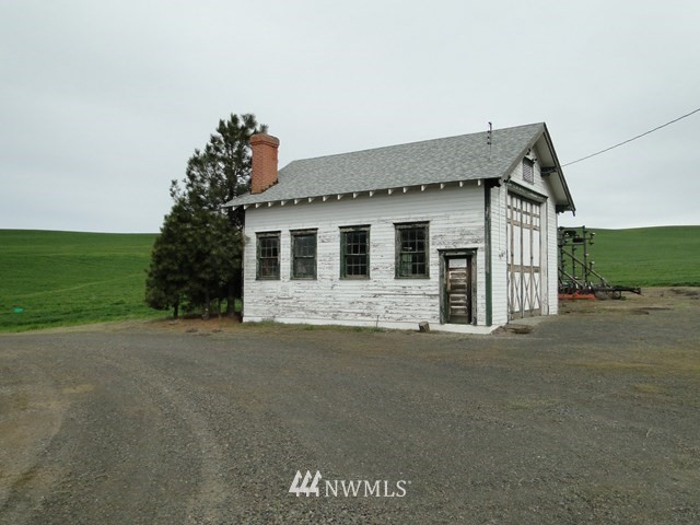 3890 Upton Road Prescott, WA 99348 - Photo 25 of 31 a front view of a house with a yard