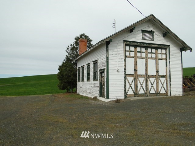 3890 Upton Road Prescott, WA 99348 - Photo 26 of 31 a front view of a house with a yard