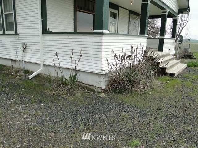3890 Upton Road Prescott, WA 99348 - Photo 4 of 31 a view of a house with a yard