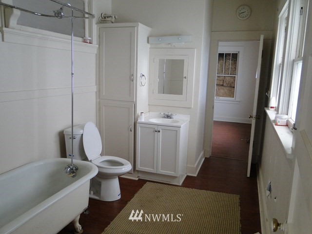 3890 Upton Road Prescott, WA 99348 - Photo 7 of 31 a bathroom with a toilet a sink and bathtub