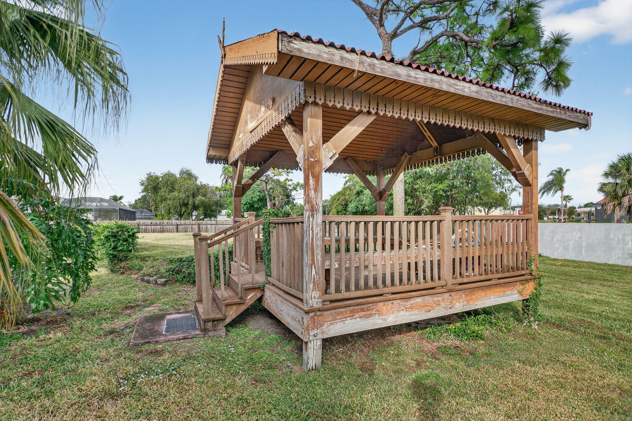 3133 Fairview Drive Melbourne, FL 32934 - Photo 38 of 45 a view of a small yard with wooden fence