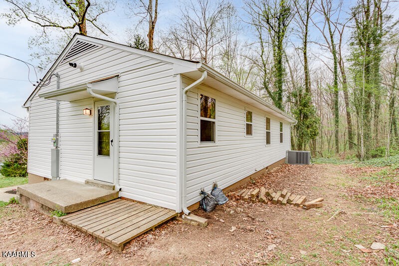 149 Alger Road Oak Ridge, TN 37830 - Photo 3 of 20 a view of a backyard with a large tree