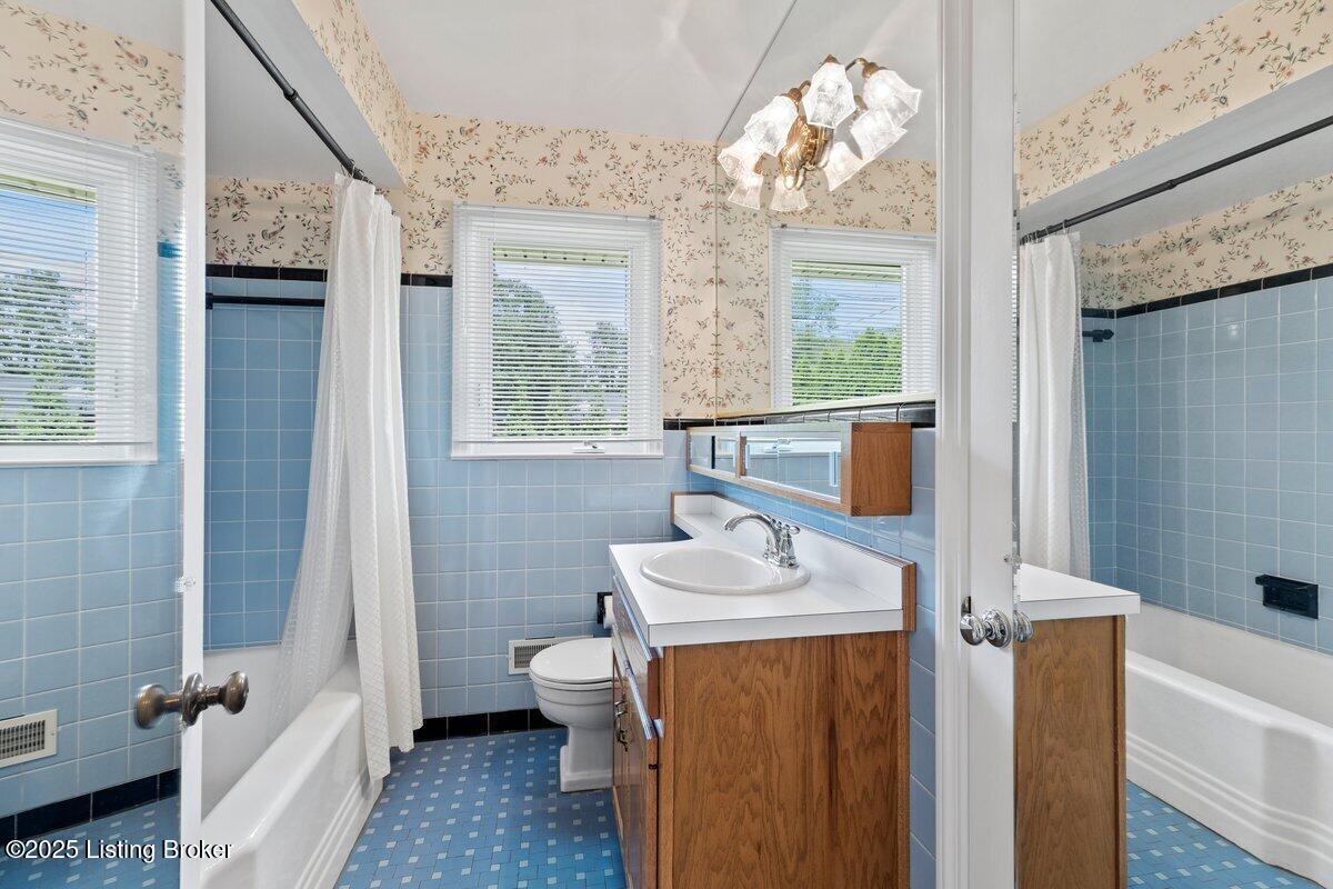 3531 Graham Road Louisville, KY 40207 - Photo 13 of 30 Hall bath is in pristine condition