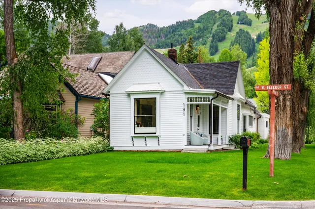 a view of a house with backyard and garden