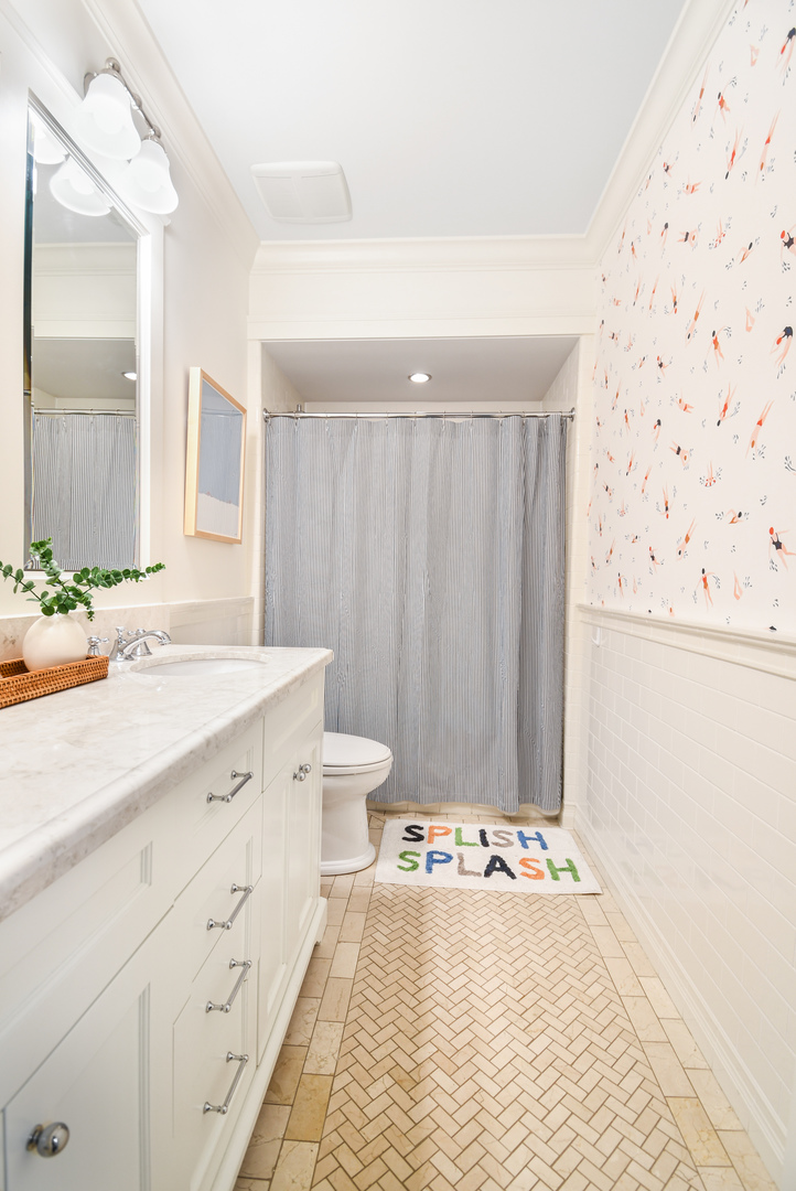 3751 North Greenview Avenue Chicago, IL 60613 - Photo 29 of 52 a spacious bathroom with a bathtub and a sink