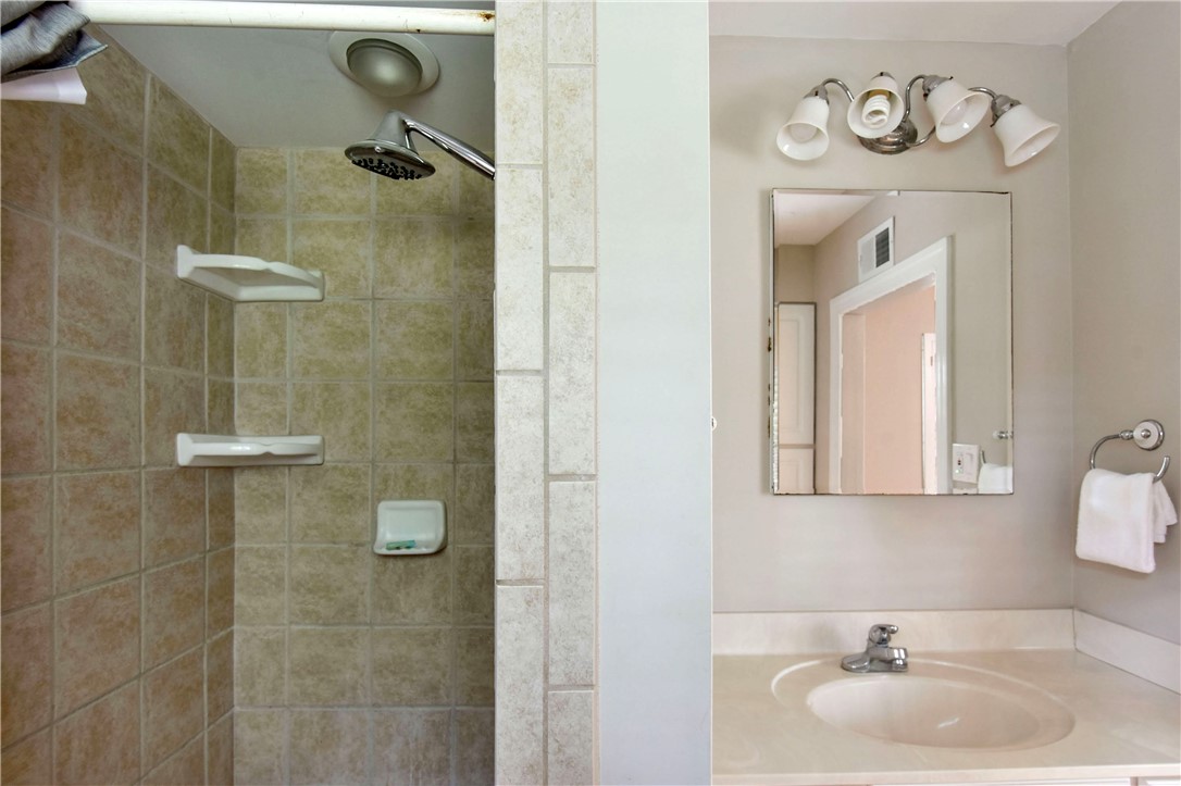 106 Dodge Road St. Simons Island, GA 31522 - Photo 21 of 24 Primary Bedroom bathroom