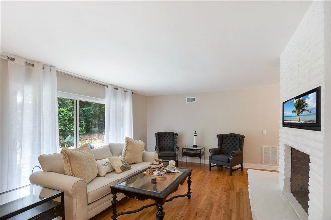 106 Dodge Road St. Simons Island, GA 31522 - Photo 5 of 24 Large family room