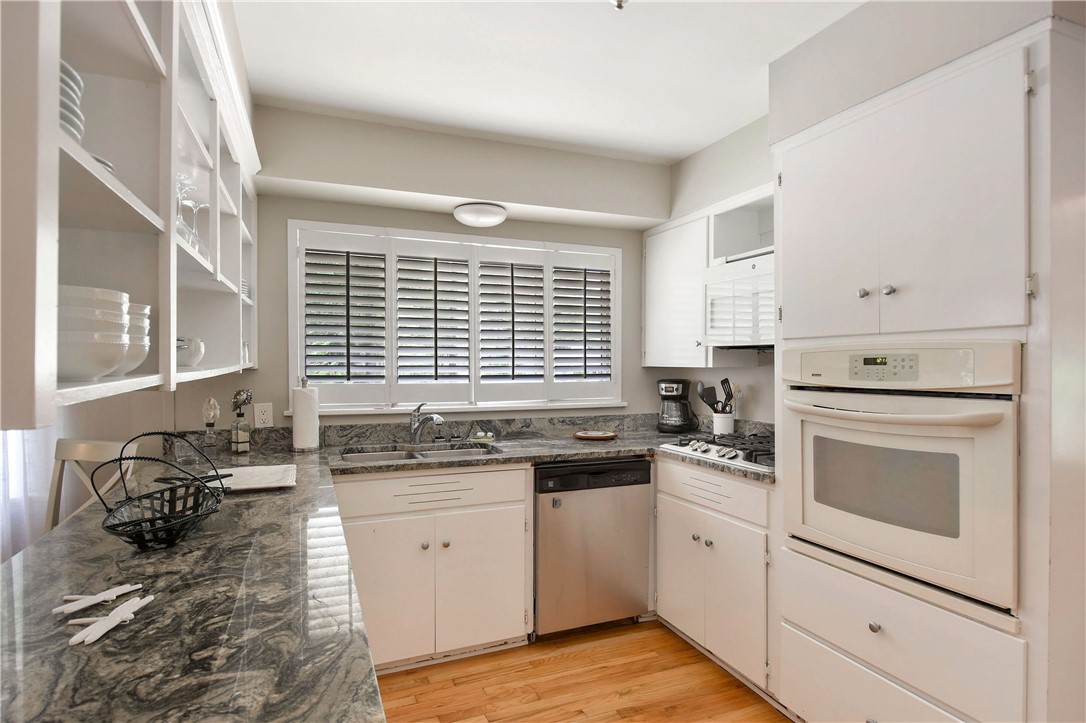 106 Dodge Road St. Simons Island, GA 31522 - Photo 7 of 24 Kicthen