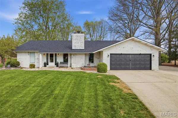 $319,900 | 484 West Pike Drive, Highland, IL 62249