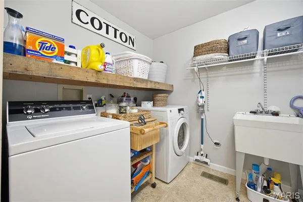 $319,900 | 484 West Pike Drive, Highland, IL 62249