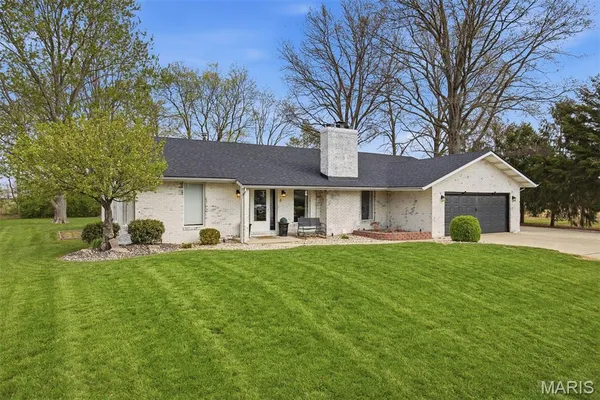 $319,900 | 484 West Pike Drive, Highland, IL 62249