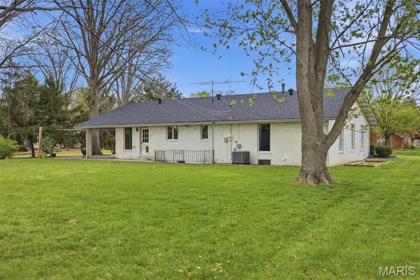 $319,900 | 484 West Pike Drive, Highland, IL 62249