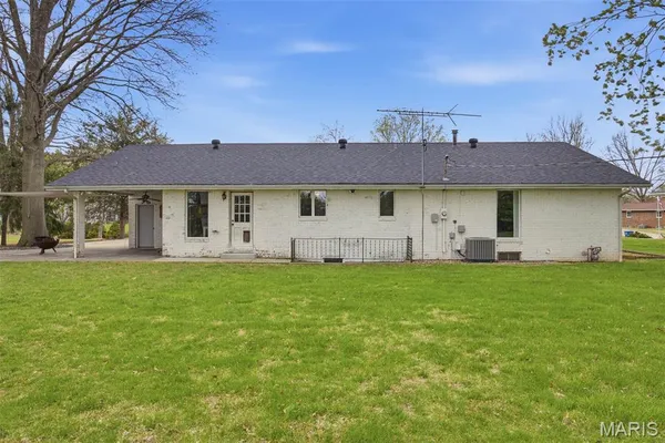 $319,900 | 484 West Pike Drive, Highland, IL 62249