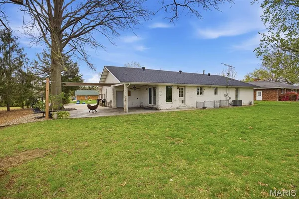 $319,900 | 484 West Pike Drive, Highland, IL 62249