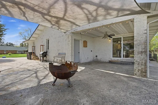 $319,900 | 484 West Pike Drive, Highland, IL 62249