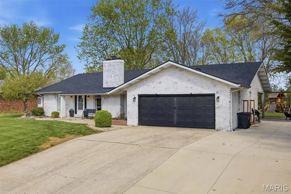 $319,900 | 484 West Pike Drive, Highland, IL 62249