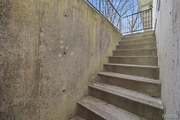 $319,900 | 484 West Pike Drive, Highland, IL 62249