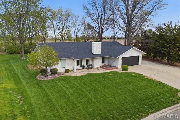 $319,900 | 484 West Pike Drive, Highland, IL 62249