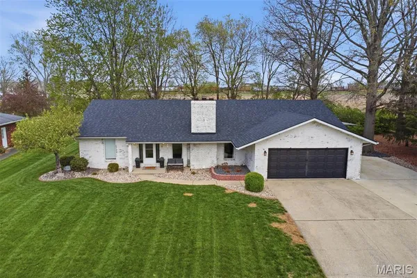 $319,900 | 484 West Pike Drive, Highland, IL 62249
