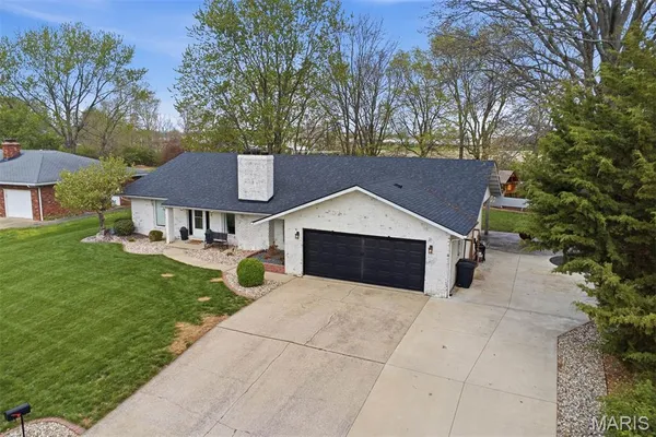 $319,900 | 484 West Pike Drive, Highland, IL 62249