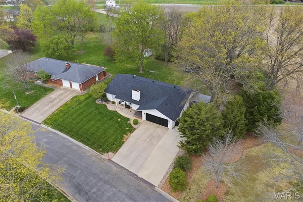 $319,900 | 484 West Pike Drive, Highland, IL 62249