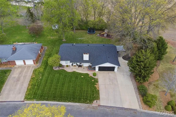 $319,900 | 484 West Pike Drive, Highland, IL 62249