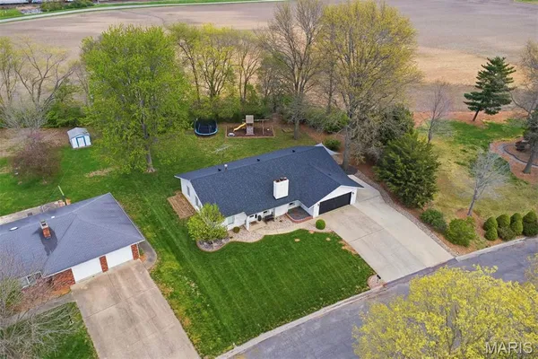 $319,900 | 484 West Pike Drive, Highland, IL 62249