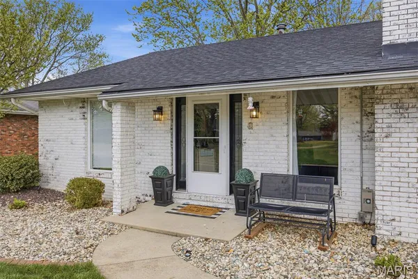 $319,900 | 484 West Pike Drive, Highland, IL 62249