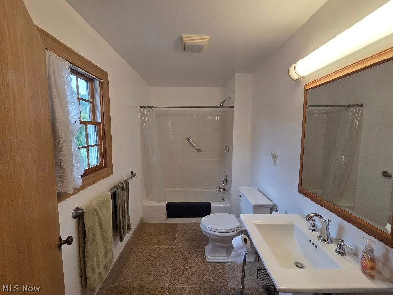 3221 Seifert-Lewis Road Hubbard, OH 44425 - Photo 23 of 28 2nd floor full bathroom
