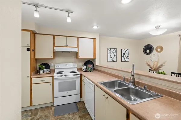 $279,900 | 1700 West Sunn Fjord Lane, Unit L110, Bremerton, WA 98312